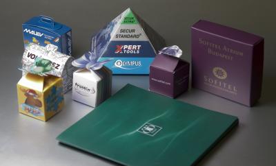 egyedi cégemblémás papír csomagolások