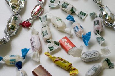 szemenként csomagolt termékek, reklámcsoki, reklámcukor  