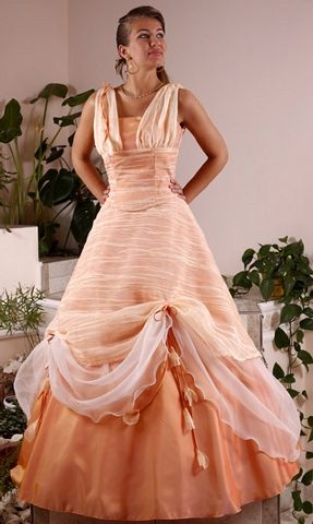 koszor&uacute;sl&aacute;nyruha