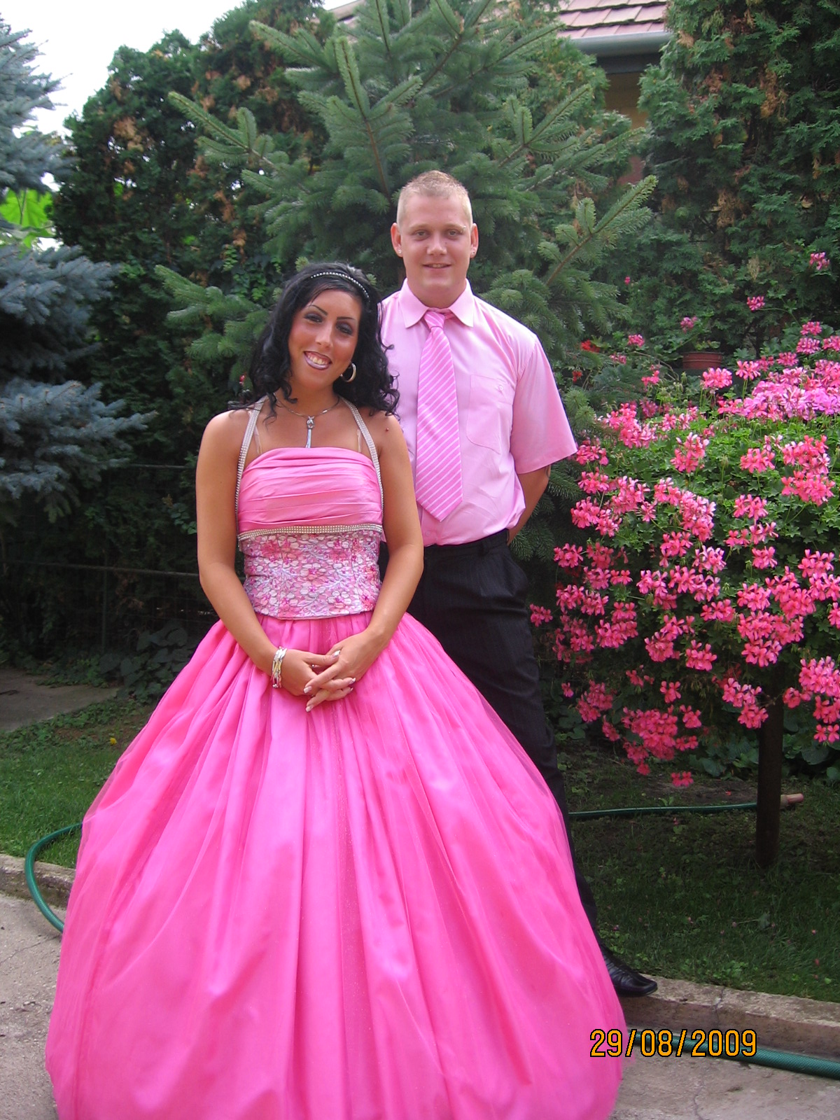 esk&uuml;vői ruhak&ouml;lcs&ouml;nz&eacute;s