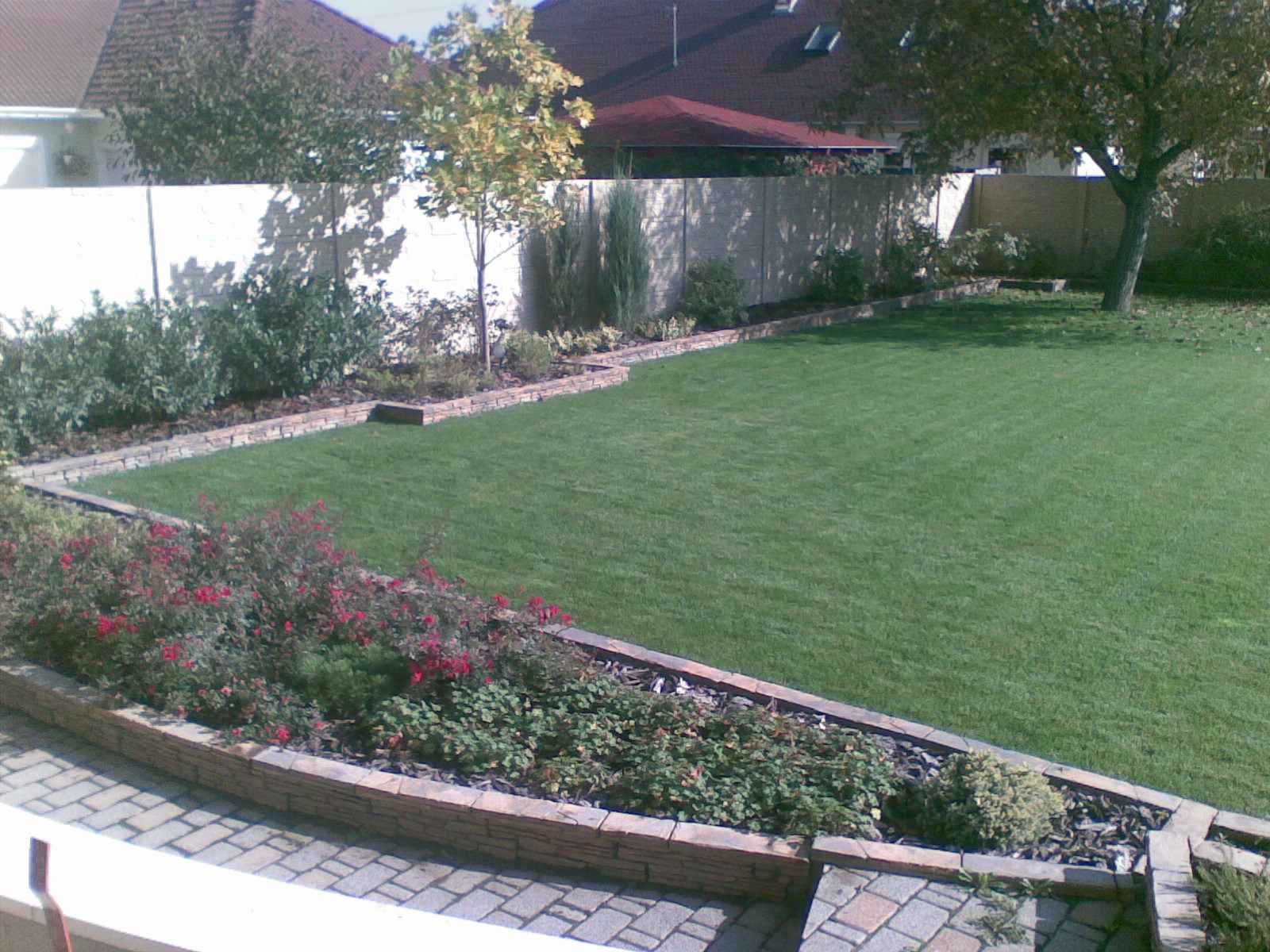 szep_zold_gyep_cserjekkel