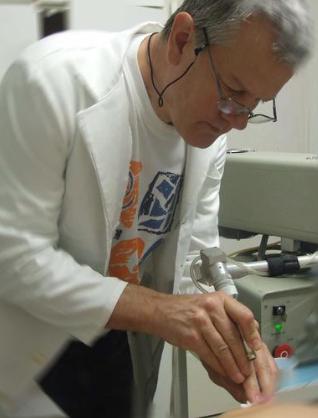 Dr. Kovács László - festékes anyajegy lézeres eltávolítása, aranyér lézeres kezelése, körömbenövés lézeres eltávolítása, hajszálér lézeres eltávolítása, zsírcsomó kásadaganat lézeres eltávolítása, vírusos szemölcs lézeres eltávolítása