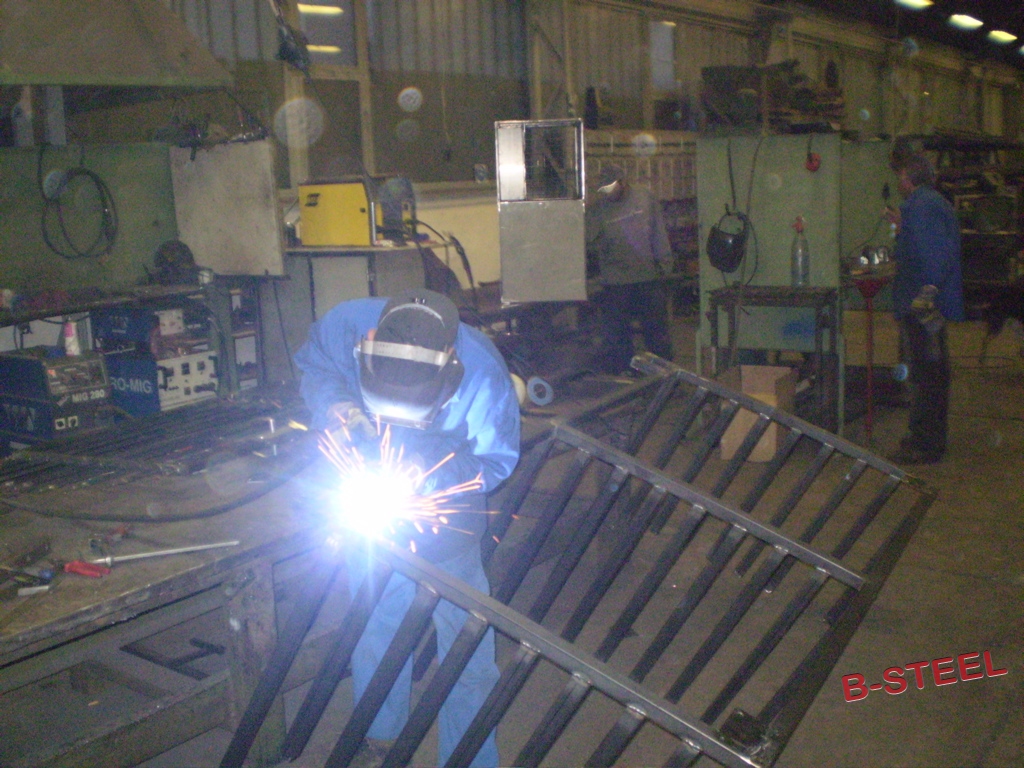 B-Steel - könnyű acél fémszerkezetek gyártása, alumínium profilokból készült egyedi berendezések, szerelősorok kiszolgálására alkalmas tároló és szállító berendezések, alkatrész szállító kocsik  készítése ESD kivitelben 