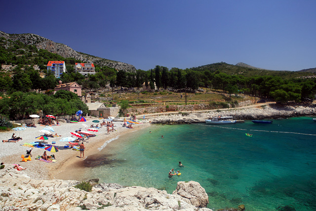 Med-Vita Rendelő, napoz&aacute;s v&iacute;zparton