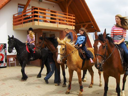 Nyári Gyerektábor, lovastábor, úszótábor, biciklis tábor, tenisz tábor, nyári gyerekprogramok, sportantropometria vizsgálat, utazás kiállítás nyári gyerekprogramok, 
