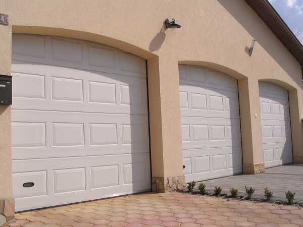 szekcion&aacute;lt kapu, kaputechnika, lakoss&aacute;gi gar&aacute;zskapu, lakoss&aacute;gi gar&aacute;zsajt&oacute;, gar&aacute;zskapu, gar&aacute;zsajt&oacute;, lakoss&aacute;gi szekcion&aacute;lt kapuk, szekcion&aacute;lt gar&aacute;zskapuk, lamell&aacute;s kapuk, hőszigetelt szekcion&aacute;lt kapu,