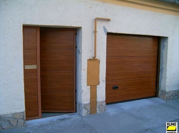 Ipari szekcion&aacute;lt kapuk, Lakoss&aacute;gi szekcion&aacute;lt kapuk, lapoz&oacute;kapuk forgalmaz&aacute;sa