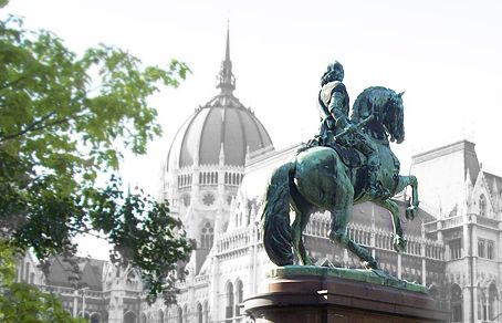 A Parlament és a Rákóczi szobor