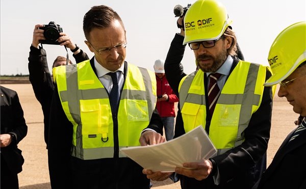 Szijjártó: a debreceni BMW-gyár meg fog épülni