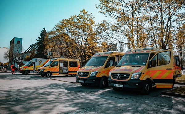 Szoftverfejlesztők és fiatal programozók segítik a mentők munkáját